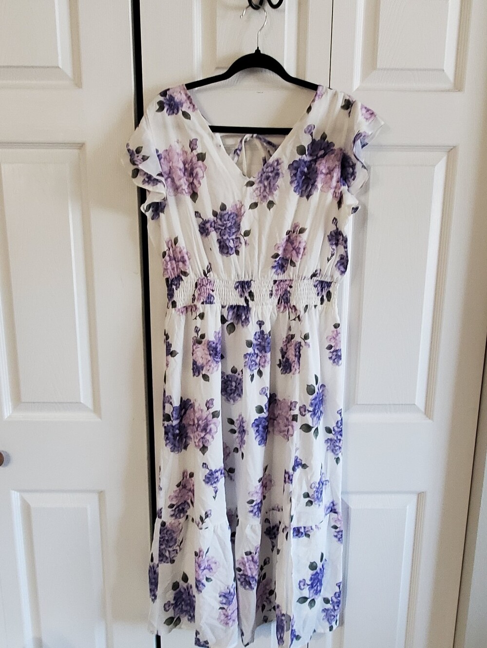 GRACE KARIN NWT LARGE WHITE PURPLE FLORAL PRINT. VNECK FLUTTER SLEEVES MIDI DRES